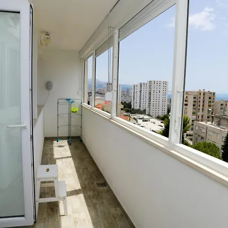 Renci With Sea View Apartment Split